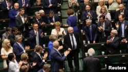 Pemimpin Partai Hukum dan Keadilan (PiS), Jaroslaw Kaczynski, memasuki parlemen diiringi dengan tepuk tangan pendukungnya, sebelum pembacaan kedua RUU yuang menyerukan perombakan MA, di Warsawa, Polandia, 19 Juli 2017 (foto: Agencja Gazeta/Slawomir Kaminski/via REUTERS) 