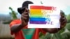 Fin mai, le président Museveni a promulgué une loi anti-homosexualité qui prévoit de lourdes peines pour les personnes ayant des relations homosexuelles et faisant la "promotion" de l'homosexualité.