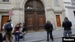 Members of the media stand outside the entrance of Google's Paris headquarters as French investigators conduct a raid May 24, 2016 as part of a probe over tax payments, a source close to France's Finance Ministry told Reuters.