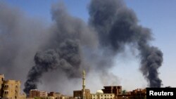 FILE PHOTO: Mtu akipita eneo lililoshambuliwa kwa mabomu mjini Kaskazini ya Khartoum.