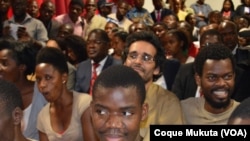 Le rappeur Luaty Beirão, deuxième à droite sur la deuxième rangée, est assis au milieu d'autres opposants et activistes lors de leur procès au tribunal de Luanda, Angola, 16 novembre 2016.