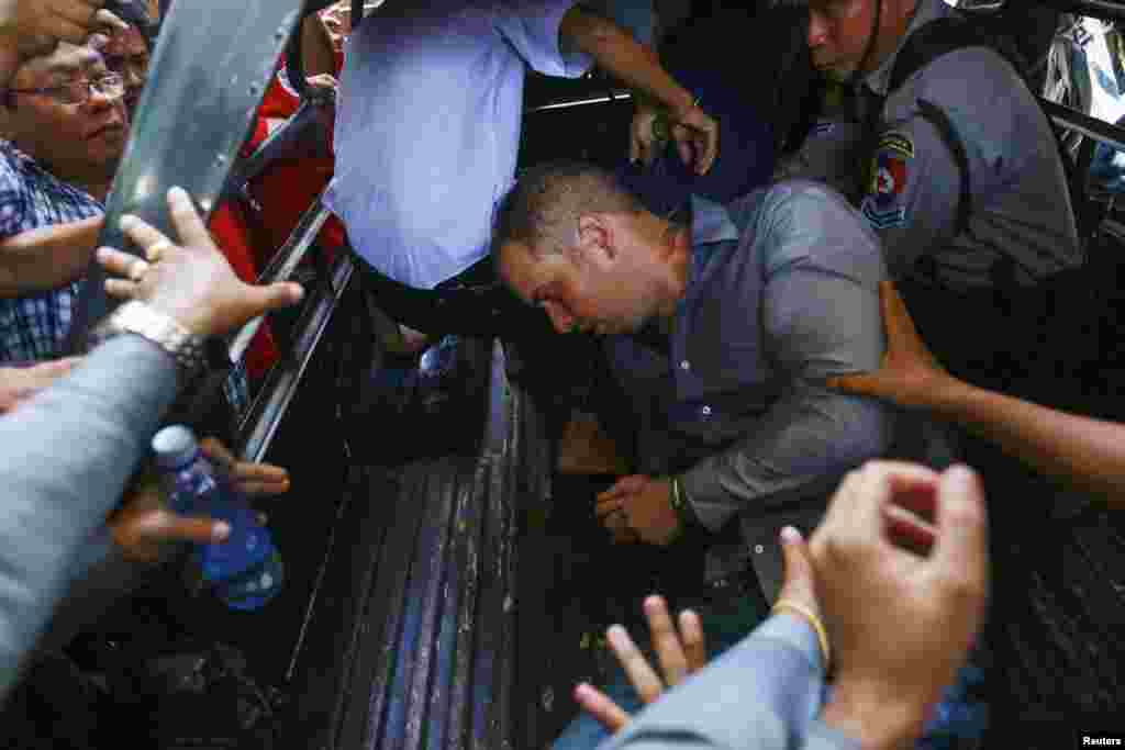 Phil Blackwood, seorang manajer bar dari New Zealand, jatuh di kendaraan polisi setelah dikenai hukuman dua setengah tahun penjara, di pengadilan kota Bahan di Yangon. Blackwood dinyatakan bersalah bersama dua warga negara Myanmar lainnya, pemilik bar Tun Thurein dan manajer Htut Ko Ko Lwin, karena menghina agama setelah mempublikasikan citra Buddha yang psychedelic mengenakan headphones untuk mempromosikan barnya di Yangon.