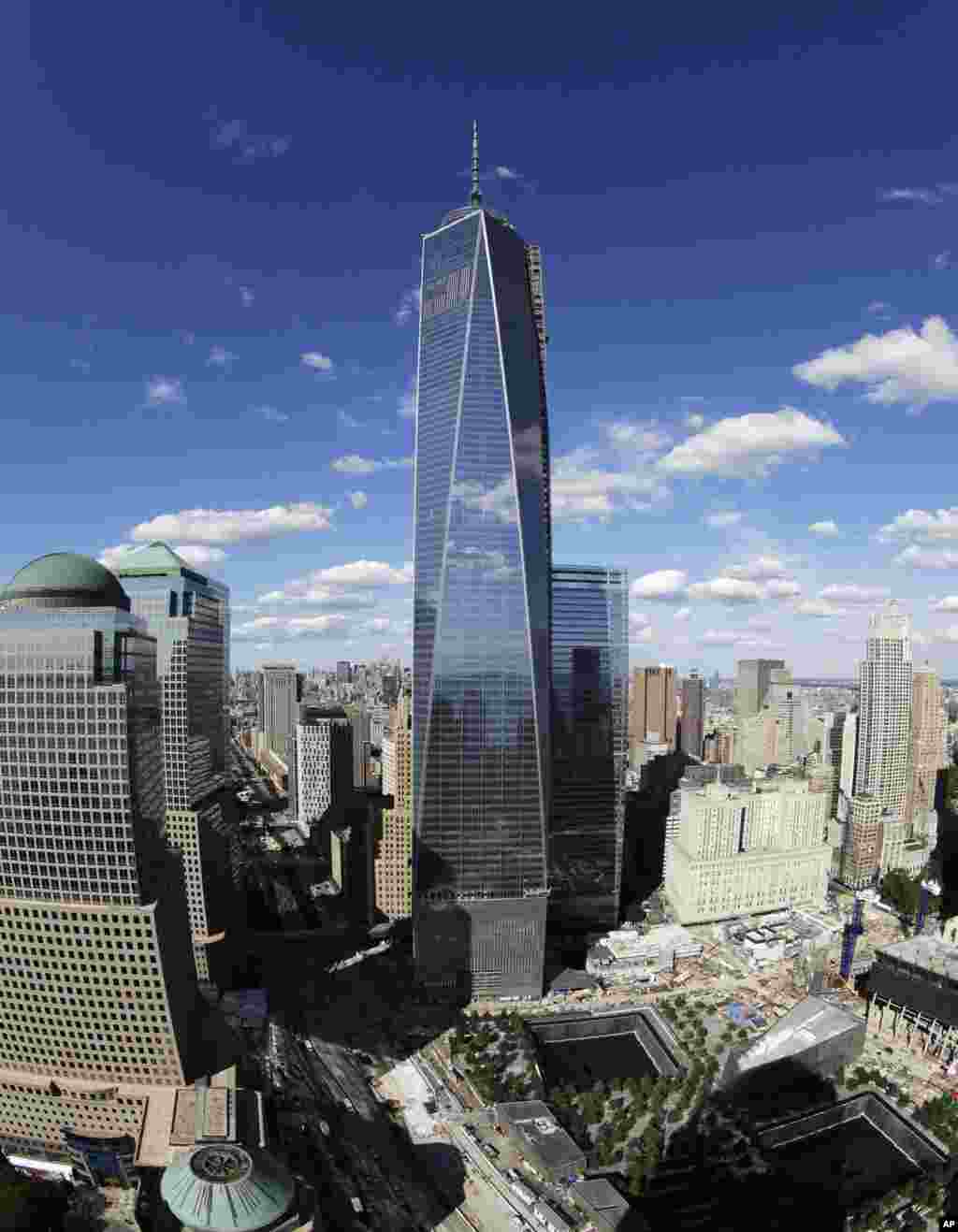 One World Trade Center di New York adalah gedung tertinggi di Amerika Serikat, mencapai 541,3 meter. 