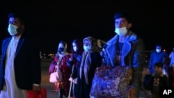 Pengungsi Afghanistan tiba di bandara Thessaloniki, Yunani Utara, Senin, 22 November 2021. 