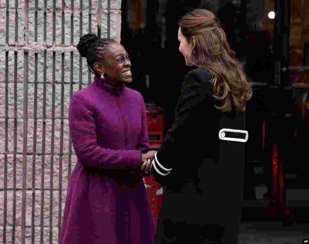 Catherine Middleton, Duchesse de Cambridge, est accueillie par Chirlane McCray, épouse du maire de New York, Bill de Blasio, au Centre Northside de New York, 8 décembre 2014. Alors que les deux dames ont visité un centre de développement de l'enfant, le Prince William a rencontré le président Barack Obama, à Washington. 