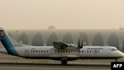 Pesawat buatan Perancis ATR-72 milik maskapai Iran Aseman Airlines di bandara Dubai, 29 Juli 2008.