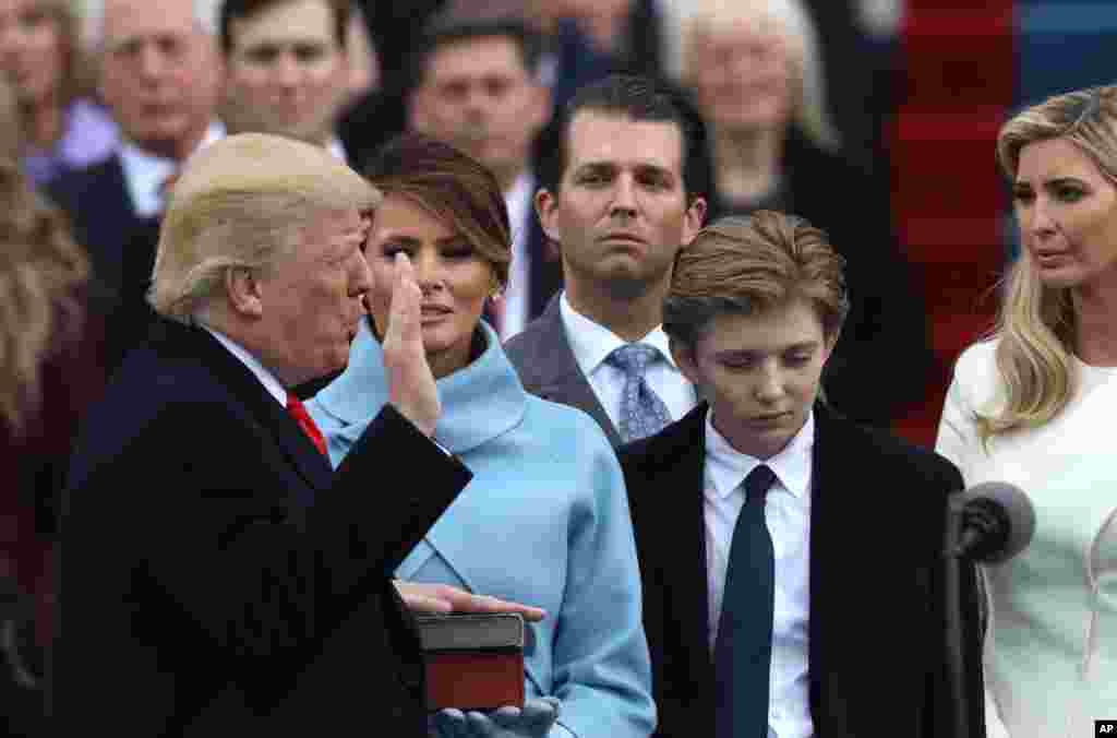 Donald Trump proclame le jour de son investiture, "journée nationale du dévouement patriotique", pour "renforcer nos liens entre nous et avec notre pays", Washington, le 20 janvier 2017.