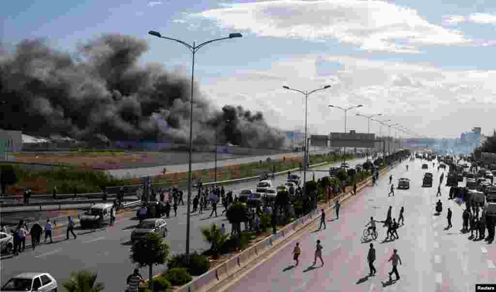 Protesters set fire to trees in the U.S. Embassy compound in Tunis September 14, 2012. 