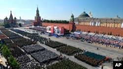 Parade militer Rusia yang merayakan peringatan 75 tahun kekalahan Nazi di Lapangan Merah di Moskow, Rusia, Rabu, 24 Juni 2020. (Foto: AP)