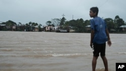 Seorang anak laki-laki mengamati sungai yang meluap akibat banjir yang dipicu oleh Badai Eta di Wawa, Nikaragua, Selasa, 3 November 2020. 