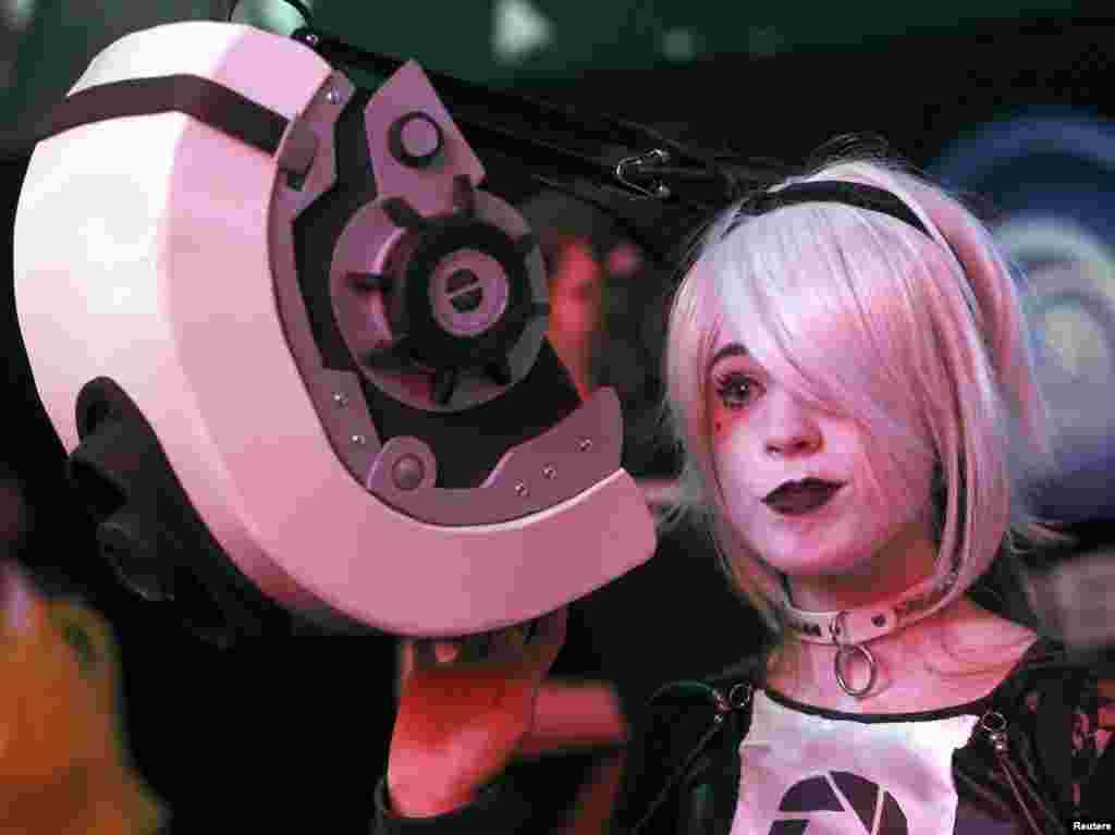 Marlee Zabriskie, dressed as a character from the game "Portal", attends the 2014 Electronic Entertainment Expo, known as E3, in Los Angeles, California, June 11, 2014.
