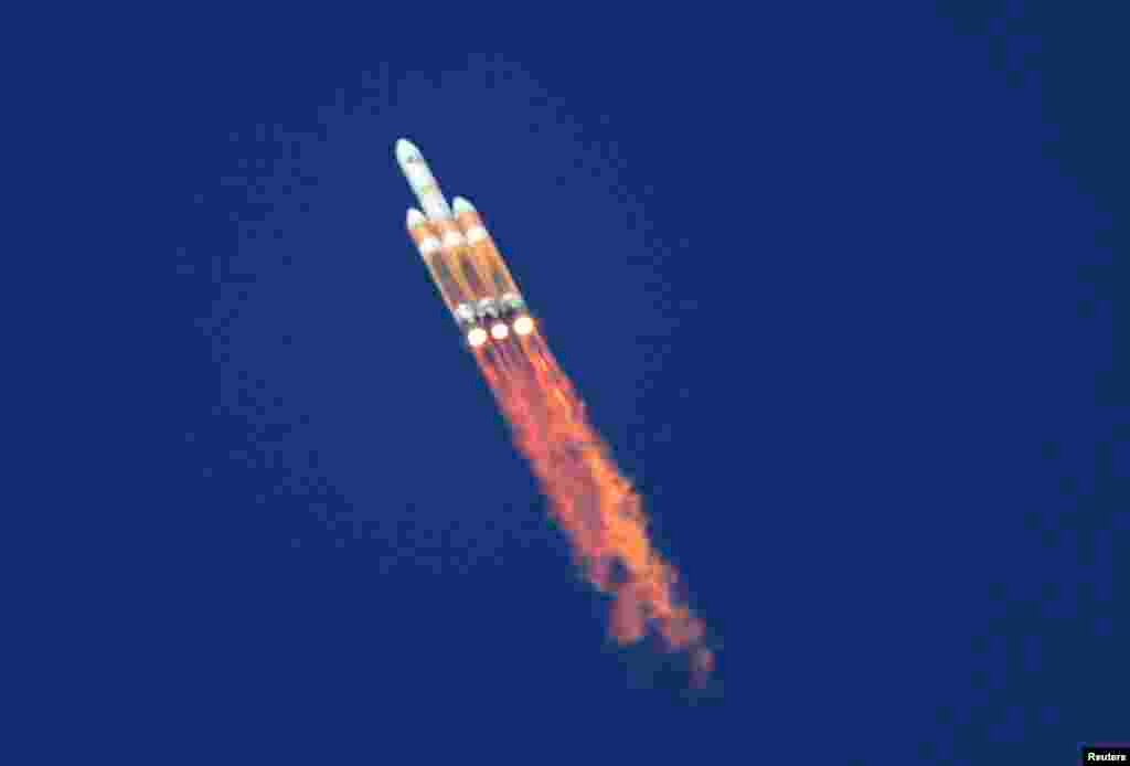 Sebuah roket Delta 4 Heavy tak berawak diluncurkan dari Pangkalan Angkatan Udara Vandenberg di California, Amerika Serikat, untuk menempatkan satelit diklasifikasikan ke orbit bagi program pengintaian nasional.