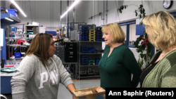 Robin Safron (centro), directora de Recursos Humanos de HydraForce Inc., habla con una empleada en una planta de la empresa en Lincolnshire, Illinois, EEUU, 10 de enero de 2018. REUTERS/Ann Saphir