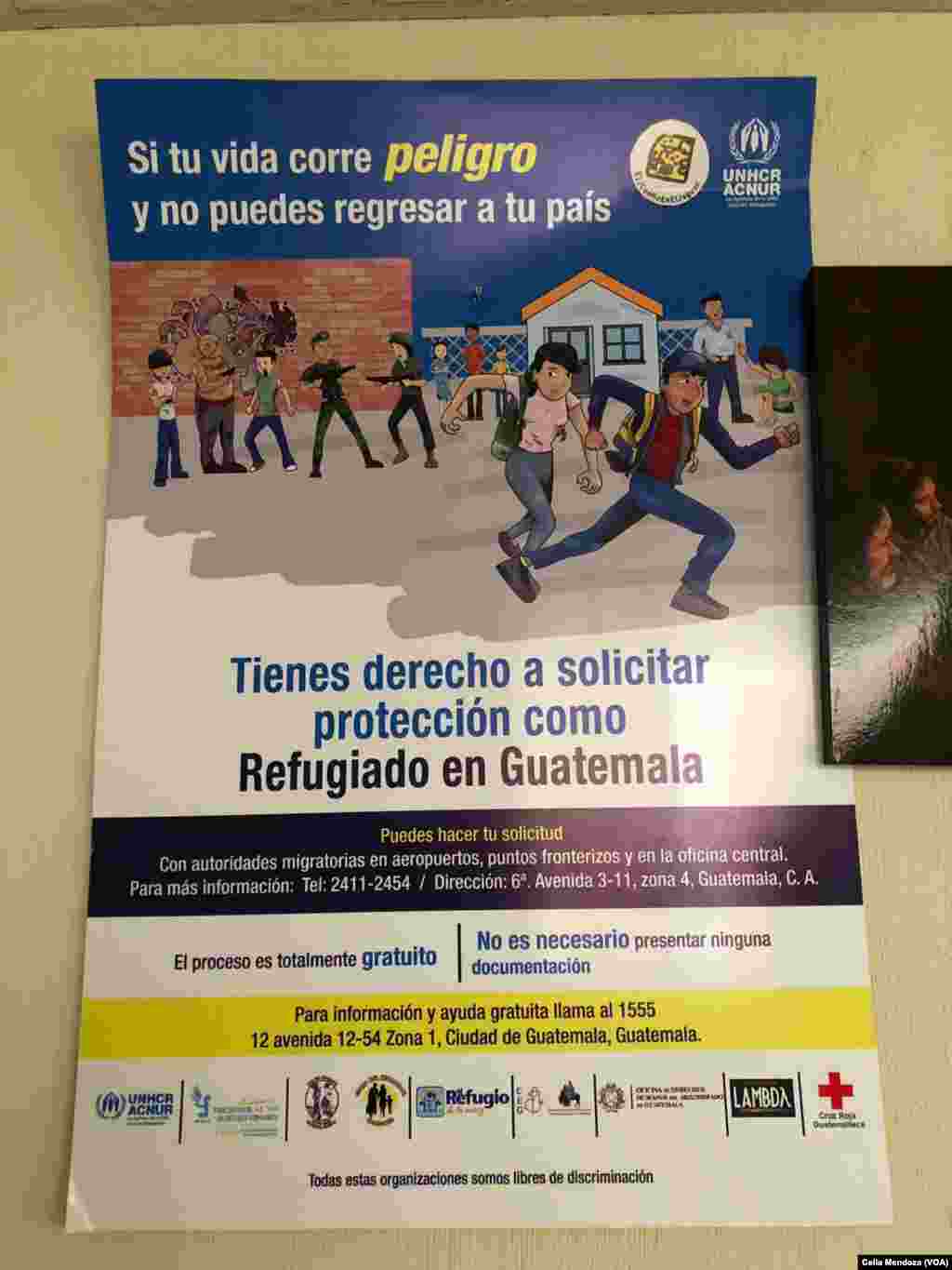 Casa del Migrante en la ciudad de Guatemala son una organización sin ánimo de lucro liderados por un sacerdote. A este lugar llegan personas desde Guatemala y otras personas de Centroamérica quienes están de paso, usualmente los guatemaltecos deportados que viven en el interior pasan la noche allí y luego se van encontrar con sus familias. Aquí reciben asistencia psicológica, comida, lavandería, y el lugar donde pueden dormir. Una imagen de un póster encontrado dentro de la casa. 