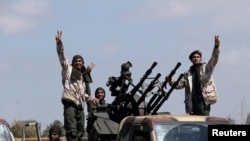 Wanajeshi watiifu wa kamanda Khalifa Haftar, wakitoka nje ya mji wa Benghazi kuongeza nguvu ya vikosi vinavyofanya mashambulizi kuingia Tripoli, Libya, Apr. 7, 2019. 