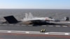 Esta fotografía tomada en una fecha no revelada en diciembre de 2016 muestra un avión de combate chino J-15 preparándose para despegar de la cubierta del portaaviones Liaoning, durante ejercicios militares en el mar de Bohai, frente a la costa noreste de China.