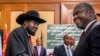 Le président sud-soudanais Salva Kiir et le chef de l'opposition Riek Machar se serrent la main lors des pourparlers de paix à Addis-Abeba, en Éthiopie, le 22 juin2018