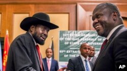 Le président sud-soudanais Salva Kiir et le chef de l'opposition Riek Machar se serrent la main lors des pourparlers de paix à Addis-Abeba, en Éthiopie, le 22 juin2018
