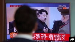 在韩国首尔一个火车站的电视上播放朝鲜领导人金正恩讲话的画面（2017年4月5日）