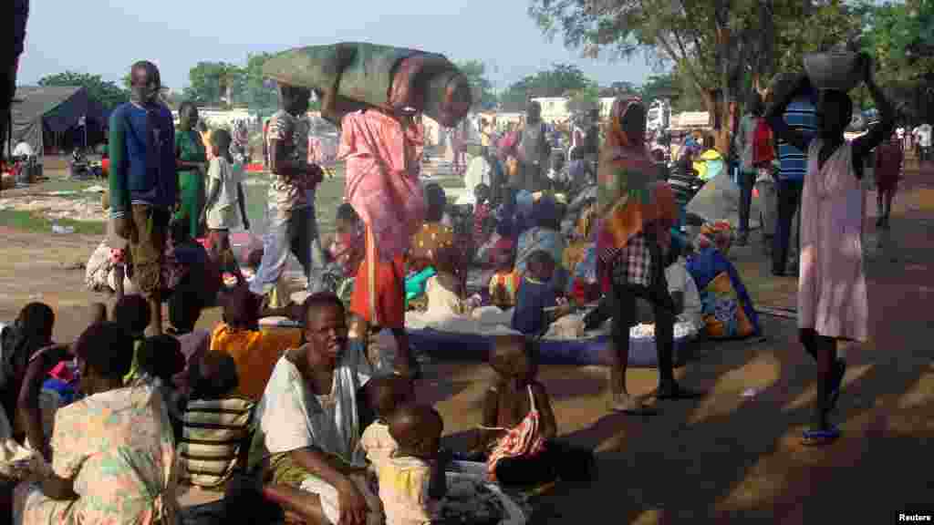 Des déplacées dans l'enceinte du bâtiment des Soldats des Nations Unies, à Juba, 11 juillet 2016.