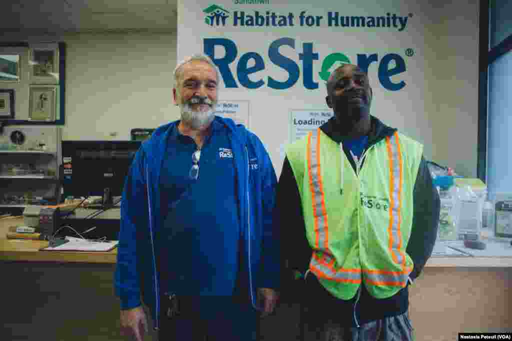 Le magasin Restore de l'organisation Habitat for Humanity est le seul magasin du quartier parmi les "liquor store", les magasins d'alcool. Mark Lange est le manager de ce commerce qui revend du mobilier pour un prix très bas. Baltimore, le 6 mai 2016. (VOA/ Nastasia Peteuil)