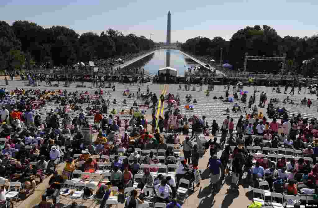 Warga berkumpul di National Mall di Washington untuk memperingati 50 tahun Pawai Washington 1963 (24/8). (Reuters/Larry Downing)