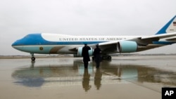Según un analista el avión presidencial es muy caro porque hace mucho por el presidente de Estados Unidos en situaciones de crisis, incluso mantenerlo seguro en caso de un ataque nuclear.