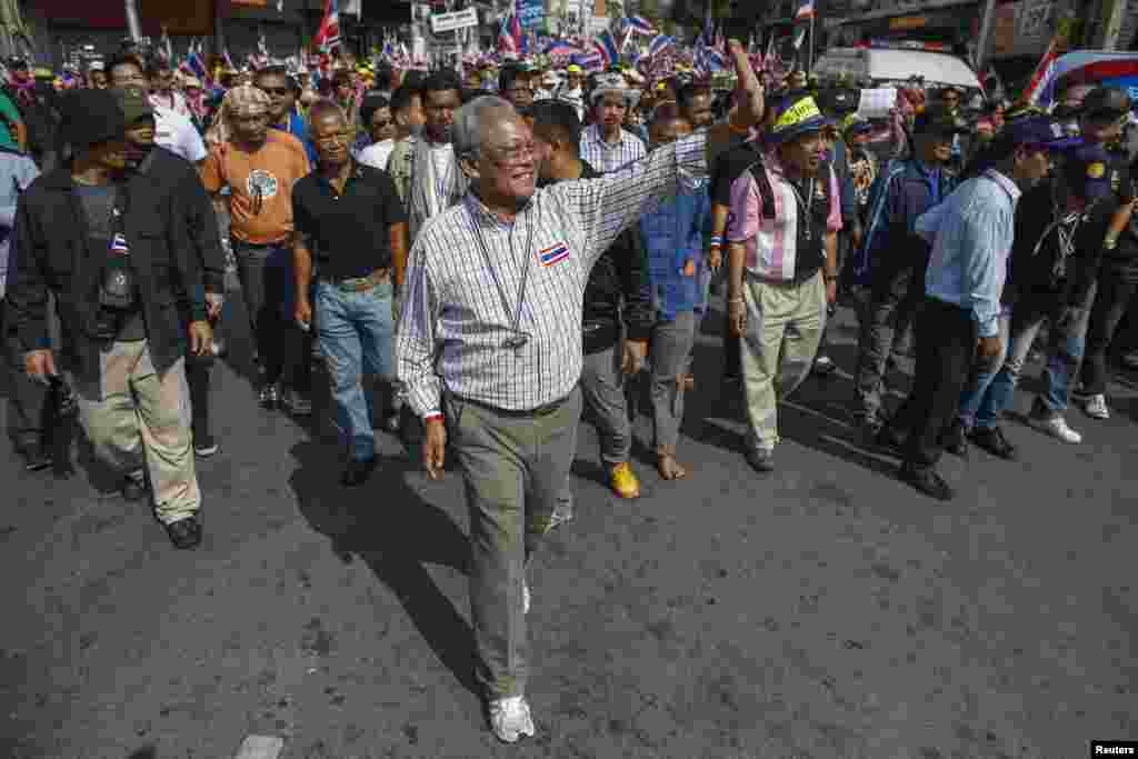 Anti-government protest leader Suthep Thaugsuban (C) waves to supporters as he marches during a rally, Bangkok, Thailand, January 5, 2014.