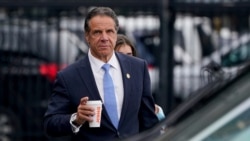 Le gouverneur de New York Andrew Cuomo se prépare à monter à bord d'un hélicoptère après avoir annoncé sa démission, le 10 août 2021, à New York.