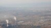 Asap dan uap mengepul dari menara di Pembangkit Listrik Tenaga Panas Urumqi berbahan bakar batubara di Urumqi di Daerah Otonomi Uyghur Xinjiang China barat, 21 April 2021. (Foto: AP)