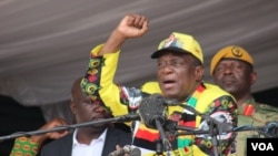 Zimbabwe President Emmerson Mnangagwa addresses ruling ZANU-PF party supporters in Zvimba, Robert Mugabe’s rural home, about 100 km southwest of Harare, Nov. 24, 2018. (C. Mavhunga/VOA)