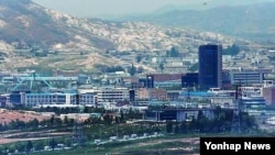 지난 5월 경기도 파주 전망대에서 바라본 개성공단. (자료사진)