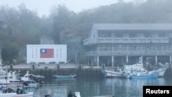 Sekumpulan kapal terlihat berada di pelabuhan di Kinmen, Taiwan, pada 21 Februari 2024. (Foto: Reuters/Ann Wang)