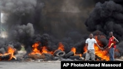Feu allumé par des partisans du candidat de l'opposition Alassane Ouattara en protestation du refus du président sortant Laurent Gbagbo de céder le pouvoir.