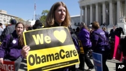 Partidarios de la ley “Obamacare” se manifiestan frente a la Corte Surprema en Washington.
