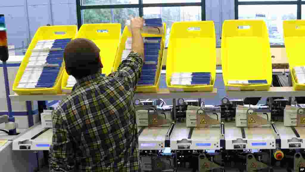 Diego Valencia classe les bulletins d’ Oregon au bureau de vote du comté de Multnomah à Portland, Oregon, Le lundi 3 novembre 2014. (AP Photo / Don Ryan)