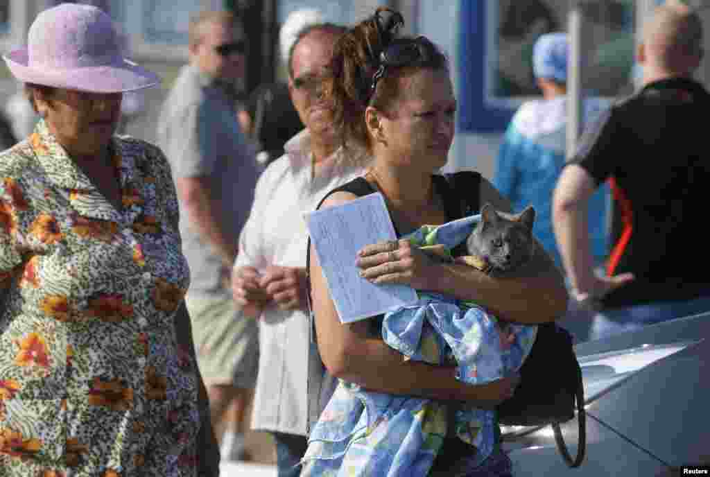 People walk from the territory of Ukraine to cross the Russian border at border crossing point "Donetsk" in Russia's Rostov Region, Aug. 23, 2014.