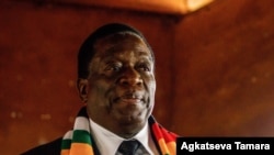 Le président et candidat du Zimbabwe Emmerson Mnangagwa a voté à l'école primaire de Sherwood à Kwekwe le 30 juillet 2018.