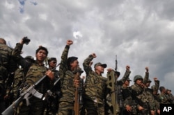 Para anggota Front Pembebasan Islam Moro di Kamp Darapanan di Sultan Kudarat, Provinsi Maguindanao, 27 Maret 2014. (Foto: Froilan Gallardo/AP Photo)