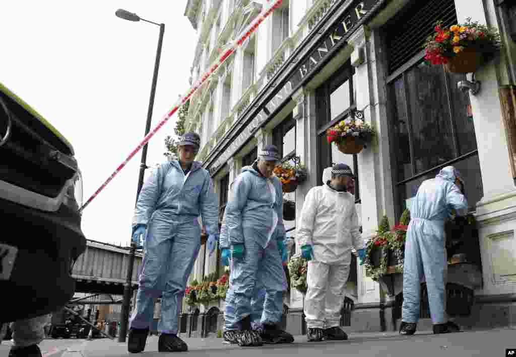 Polisi forensik menyelidiki sekitar kawasan Borough Market dan London Bridge di London, 5 Juni 2017.