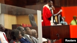 Mme Simone Gbagbo, à l'extreme gauche, assise à la cour d'assises d'Abidjan avec d'autres co-accusés au procès sur les troubles post-électoraux de 2010-2011 en Cote d'Ivoire.