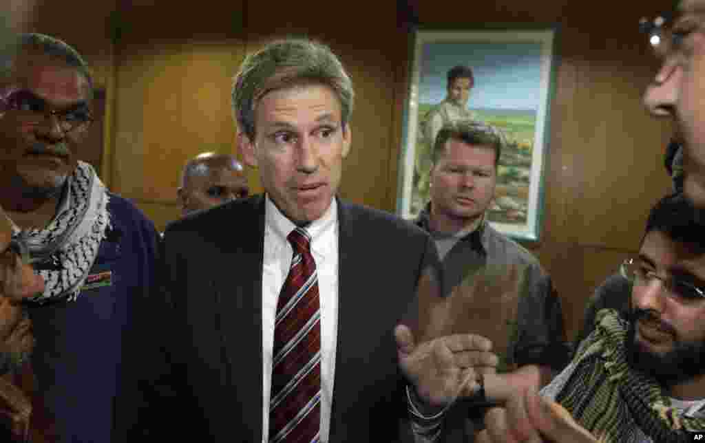 L'ambassadeur Chris Stevens s'adressant à la presse locale à l'hôtel Tibesti de Benghazi (avril 2011)