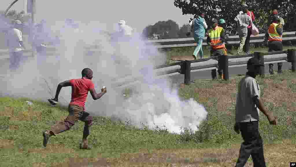 Des manifestants xénophobes dispersés à coup de gaz lacrymogène lancé par la police à l’extérieur d'une auberge, à Actonville, à l'est de Johannesburg, Afrique du Sud, jeudi 16 avril 2015.
