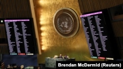 Nama-nama negara terlihat di layar saat pemungutan suara dimulai pada sesi khusus Majelis Umum PBB tentang invasi Rusia ke Ukraina, di markas besar PBB di New York City, New York, AS, 24 Maret 2022. (Foto: REUTERS/Brendan McDermid)