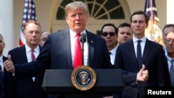 Presiden AS Donald Trump menyapa Perwakilan Perdagangan AS Robert Lighthizer dan Penasihat Senior Gedung Putih, Jared Kushner, saat dia menyampaikan pidato mengenai perjanjian dagang AS-Meksiko-Kanada, dalam konferensi pers di Gedung Putih, 1 Oktober 2018.
