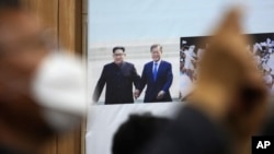 지난 2020년 4월 서울에서 문재인 한국 대통령과 김정은 북한 국무위원장의 정상회담 2주년 기념 행사가 열렸다.