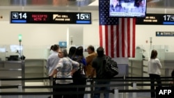 A partir del 25 de enero, quedarán inválidas las autorizaciones de viaje del sistema electrónico (ESTAs), de individuos que han informado previamente que tienen doble nacionalidad que incluya uno de los países afectados por la nueva ley, 