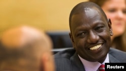 Le vice-président kényan William Ruto parle à son avocat à la Cour pénale internationale, à La Haye, aux Pays-Bas, le 10 septembre 2013.