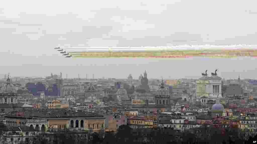 Regu akrobatik Angkatan Udara Italia 'Frecce Tricolori' terbang di atas Roma untuk menandakan ulang tahun Penyatuan Italia ke-154 pada tahun 1861.
