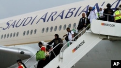 Des passagers descendent d’un avion de Saudi Arabian Airlines en provenance de Jeddah, après l’atterrissage à l’aéroport international de Pasay, dans le sud de Manille, 20 septembre 2016.
